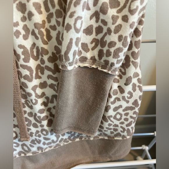 Lightweight animal print Hoodie. Lots of style in cream and tan - Picture 3 of 5